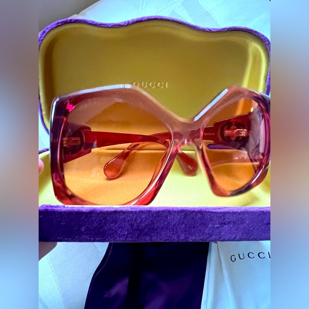 NEW $505 GUCCI SUNGLASSES. Oversized. Color: burgundy. No scratches. STUNNING